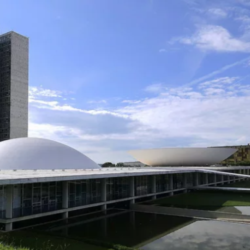A liberdade de expressão é o alicerce da democracia.